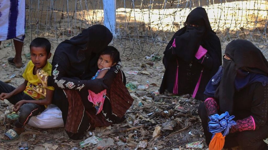 Wanita dan anak-anak pengungsi Rohingya berada di depan tempat penampungan sementara di Ukhiya, Bangladesh, Kamis (3/12/2020). Sekitar 700.000 etnis Rohingya telah melarikan diri ke sejumlah tempat penampungan di di Cox's Bazar, Bangladesh, sejak Agustus 2017, ketika militer di Myanmar mulai melakukan tindakan keras terhadap kelompok minoritas tersebut menyusul serangan oleh pemberontak.