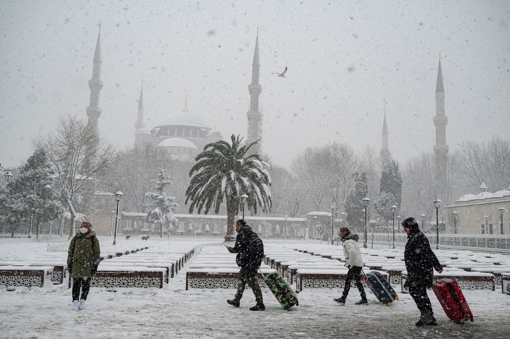 Wisatawan berjalan di sepanjang alun-alun Sultanahmet di dekat Masjid Sultan Ahmed atau dikenal sebagai Masjid Biru di Istanbul, 24 Januari 2022. 