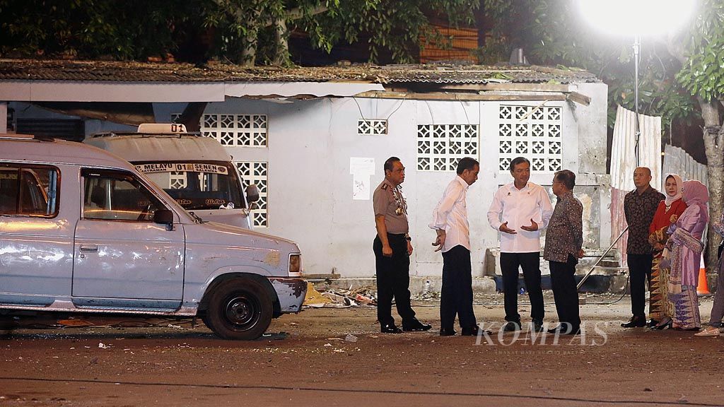 Presiden Joko Widodo, Wakil Presiden Jusuf Kalla, Ny Iriana Joko Widodo, Ny Mufidah Jusuf Kalla, bersama Kepala Staf Kepresidenan Teten Masduki (ketiga kanan), Kepala Badan Intelijen Negara Budi Gunawan (ketiga kiri), dan Wakil Kepala Polri Komisaris Jenderal Syafruddin (kiri), melihat lokasi ledakan bom bunuh diri di Terminal Kampung Melayu, Jakarta Timur, Kamis (25/5) malam.