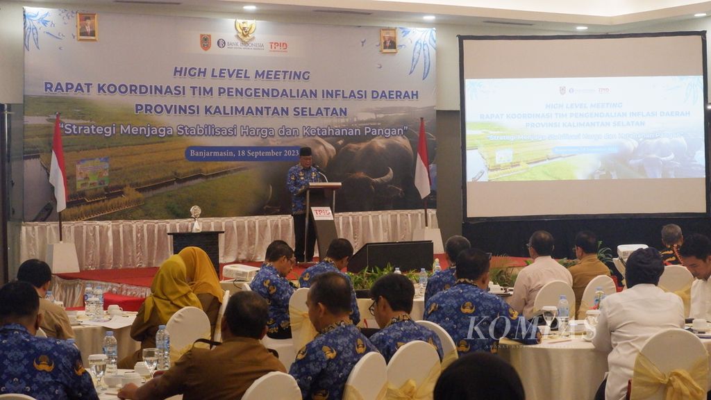Kegiatan rapat tingkat tinggi (<i>high level meeting</i>) Rapat Koordinasi Tim Pengendalian Inflasi Daerah Kalimantan Selatan dengan tema ”Strategi Menjaga Stabilisasi Harga dan Ketahanan Pangan” di Banjarmasin, Kalsel, Senin (18/9/2023).