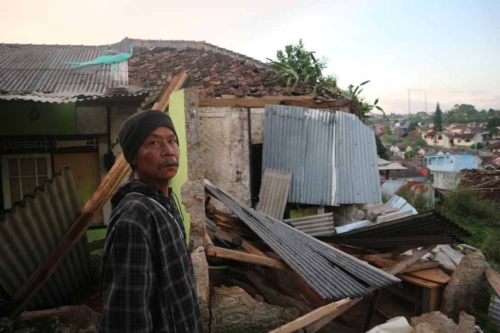 Ihya, Ketua RT 003 RW 003 Desa Cibeureum, Cugenang, Cianjur, Jawa Barat, menunjukkan rumah seorang warganya yang roboh akibat gempa, Senin (21/11/2022). Menurut dia, sebanyak 90 persen rumah warga Desa Cibeureum rusak akibat gempa tersebut.