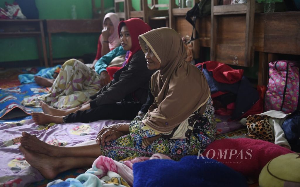 Elderly residents from Umbulan Hamlet displaced at the 4 Supiturang State Elementary School after the Eruption of Mount Semeru, Pronojiwo District, Lumajang Regency, East Java, Sunday (4/12/2022).