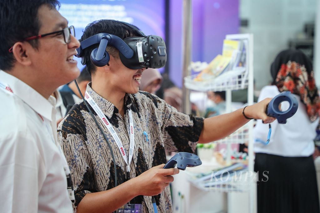 Pengunjung bermain gim menggunakan teknologi<i> virtual reality </i>di salah satu stan dalam Indonesia Research and Innovation Expo (InaRI Expo) di KST Soekarno, Cibinong, Bogor, Jawa Barat, Kamis (21/9/2023). 