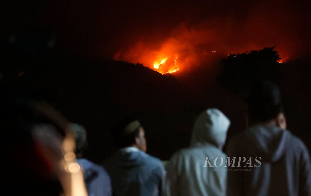 Warga menyaksikan kebakaran Gunung Merbabu yang terus meluas tampak dari Desa Batur, Kecamatan Getasan, Kabupaten Semarang, Jawa Tengah, Sabtu (28/10/2023). 