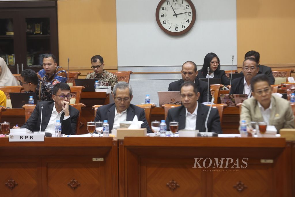 Ketua Sementara Komisi Pemberantasan Korupsi (KPK) Nawawi Pomolango (kiri) didampingi Wakil Ketua KPK (kanan ke kiri) Johanis Tanak, Nurul Ghufron, dan Alexander Marwata mengikuti rapat dengar pendapat dengan Komisi III DPR terkait anggaran untuk 2025 di Kompleks Parlemen, Senayan, Jakarta, Selasa (11/6/2024).  