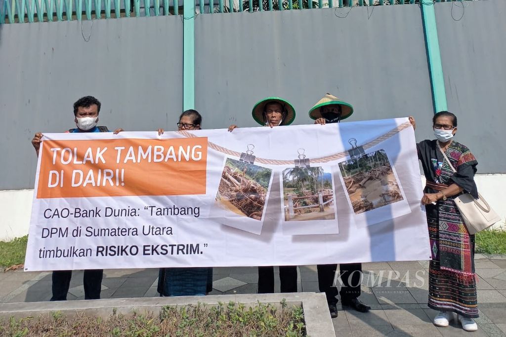 Masyarakat menggelar aksi damai di kawasan Kedutaan Besar Republik Rakyat China, Jakarta, Rabu (24/8/2022). Aksi tersebut bertujuan untuk menolak kegiatan pertambangan di Kabupaten Dairi, Sumatera Utara,