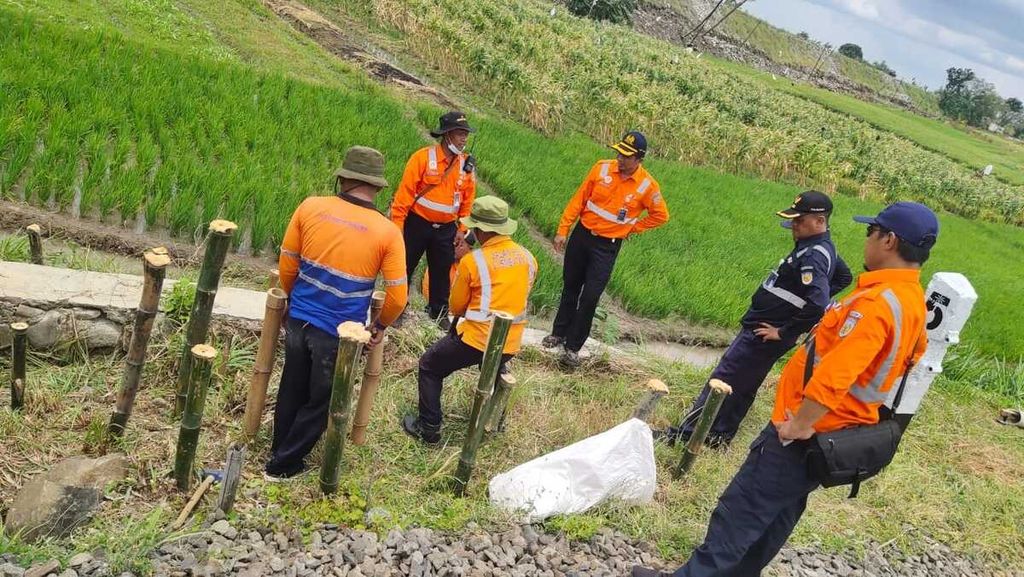 Jajaran Manajemen KAI Daop 3 Cirebon melakukan pemeriksaan progres pekerjaan penanganan daerah rawan longsor pada petak jalan antara Stasiun Larangan - Stasiun Songgom, Rabu (5/10/2022).