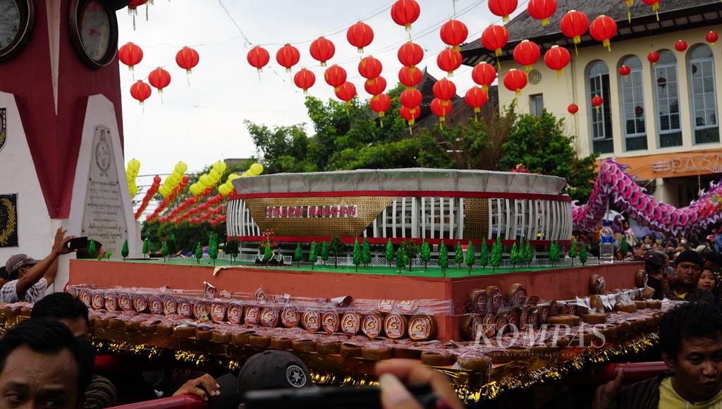 Gunungan kue keranjang buatan warga Sudiroprajan yang diarak dalam Grebeg Sudiro, di Kota Surakarta, Jawa Tengah, Minggu (15/1/2023). Karnaval budaya merupakan bentuk pembauran suku bangsa Tionghoa dan Jawa di kampung tersebut.