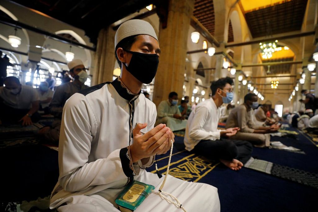Salah seorang jemaah yang mengenakan masker mendaraskan doa saat mengikuti shalat Jumat di Masjid Al-Azhar, Kairo, Mesir, Jumat (28/8/2020). 