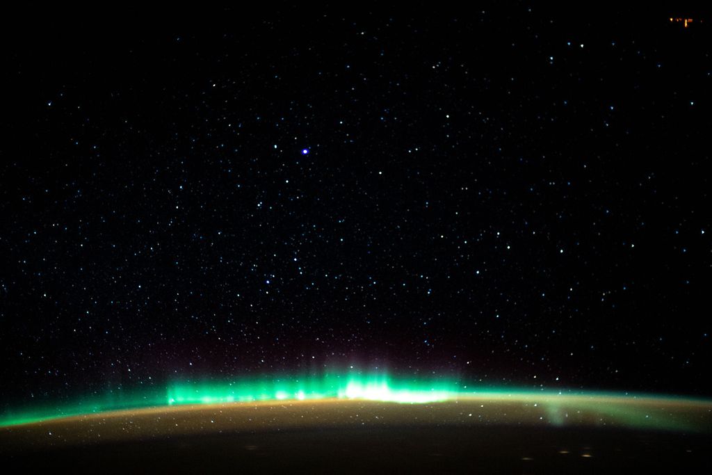 Selubung cahaya aurora yang teramati dari Stasiun Luar Angkasa Internasional saat wahana antariksa tersebut sedang berada di Samudra Atlantik di utara Benua Amerika dengan ketinggian 420 kilometer.