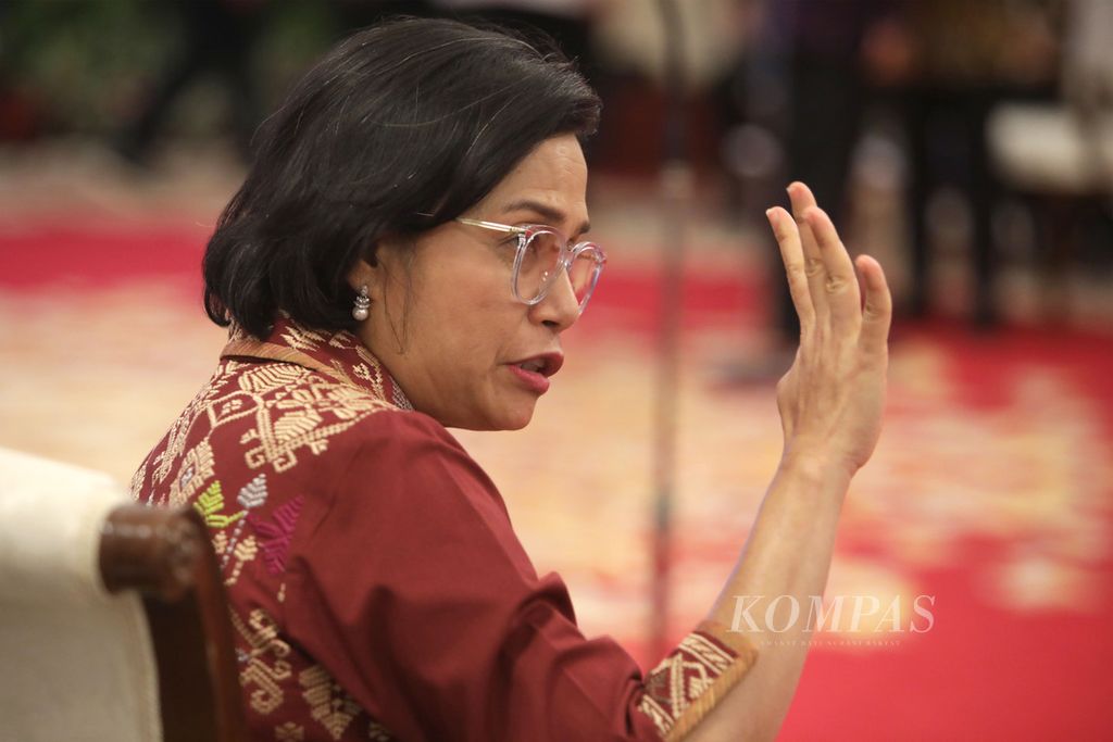 Menteri Keuangan Sri Mulyani Indrawati menyampaikan pandangannya saat akan mengikuti Sidang Kabinet Paripurna mengenai Evaluasi Anggaran Pendapatan dan Belanja Negara Tahun 2022 serta Rencana Program dan Anggaran Tahun 2023 di Istana Negara, Jakarta, 16 Januari 2023. 