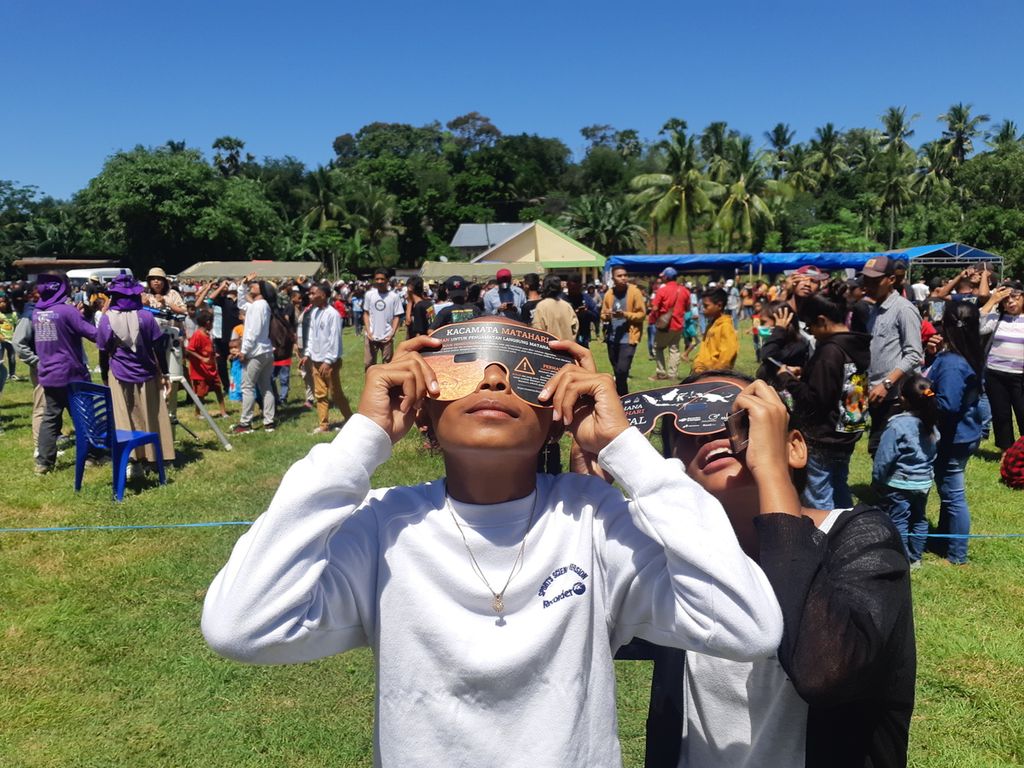Ribuan orang menyaksikan gerhana matahari total di Kisar, Maluku, pada Kamis (20/4/2023) siang. Fase gerhana total berlangsung 1 menit dan 5 detik.