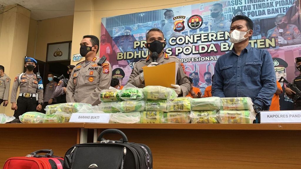 Polda Banten menunjukkan barang bukti berupa 23 kg sabu yang diselundupkan melalui pesisir Kabupaten Padeglang, Banten. Barang bukti dirilis pada Rabu (9/3/2022).