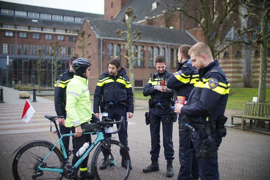 Royke bertemu dan berbincang tentang perjalanannya dengan polisi yang sedang studi di Akademi Polisi Apeldoorn.