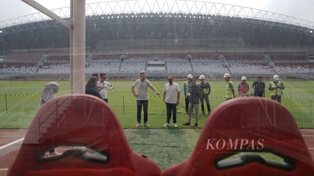 Perwakilan FIFA (tengah) melakukan inspeksi terakhir kesiapan Piala Dunia U-20 di Stadion Gelora Sriwijaya Jakabaring (GSJ), Palembang, Sumatera Selatan, Kamis (23/3/2023). Sejak Oktober 2022, delegasi FIFA sudah empat kali meninjau stadion yang akan dijadikan salah satu tempat penyelenggaraan Piala Dunia U-20 tersebut. Inspeksi terakhir ini menentukan terpilihnya stadion ini menjadi salah satu tempat penyelenggaraan. Lima stadion lainnya yang akan diperiksa kesiapannya adalah Stadion Si Jalak Harupat (Bandung), Stadion Manahan (Solo), Stadion Gelora Bung Tomo (Surabaya), dan Stadion Kapten I Wayan Dipta (Gianyar, Bali).
