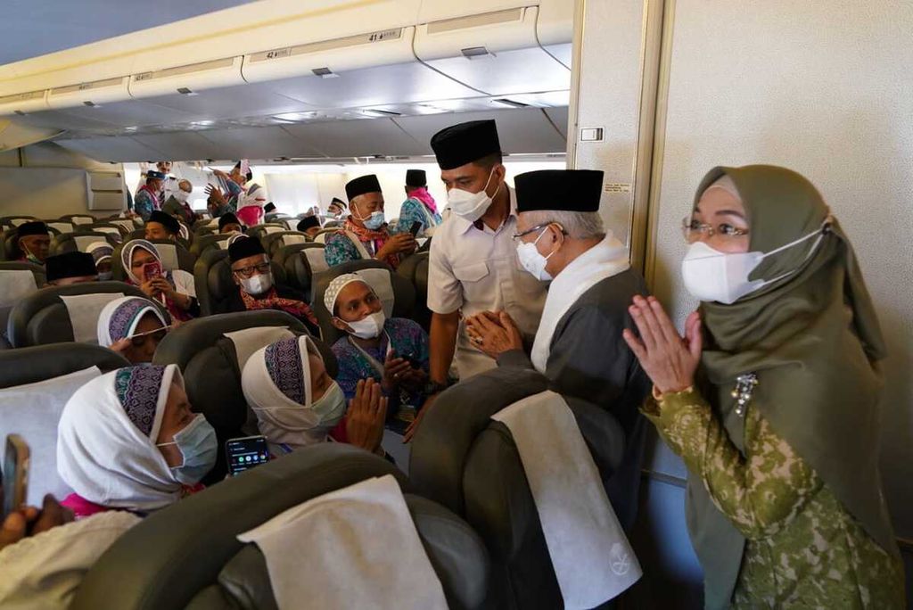 Wakil Presiden Maruf Amin melepas keberangkatan jemaah calon haji asal Jawa Timur di Bandara Internasional Juanda, Surabaya, Sabtu (4/6/2022).