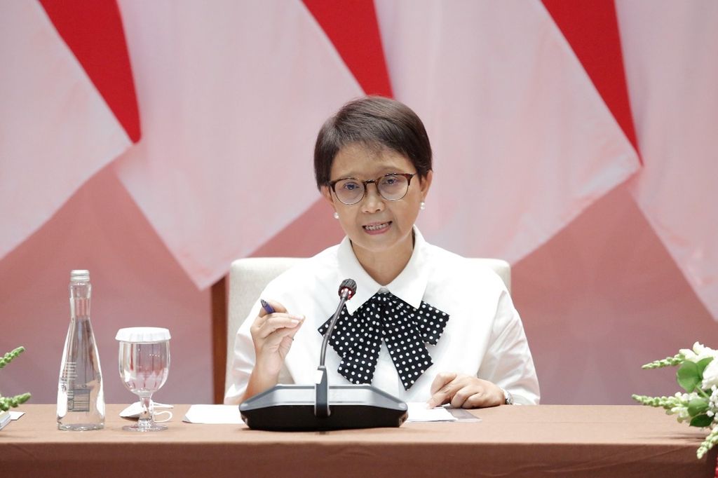 Menteri Luar Negeri Retno Marsudi menyampaikan keterangan pers terkait dengan persiapan Indonesia menyelenggarakan KTT G20 di Jakarta, Kamis (13/10/2022). 