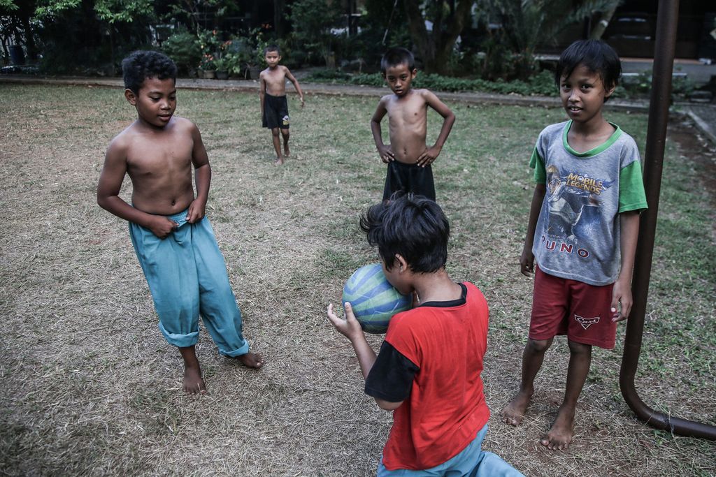 Anak-anak bermain bola plastik di sebuah lapangan di kawasan Pamulang, Tangerang Selatan, Banten, Senin (20/7/2020).