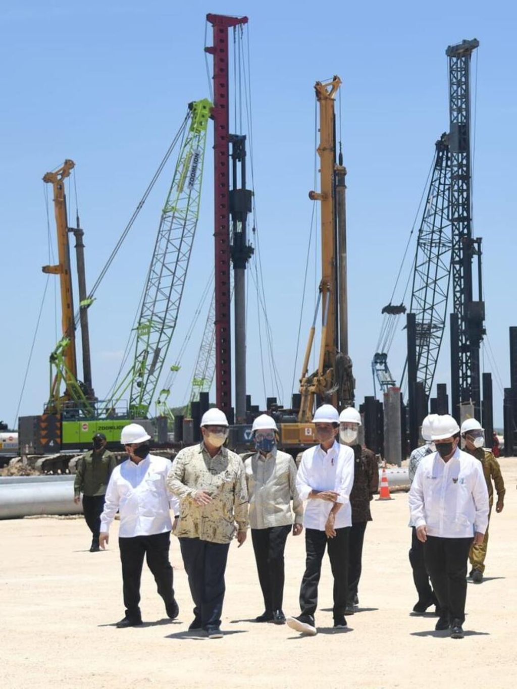 Presiden Joko Widodo di lokasi <i>groundbreaking </i>pembangunan smelter PT Freeport Indonesia di Kawasan Ekonomi Khusus (KEK) Gresik, Jawa Timur, Selasa (12/10/2021).