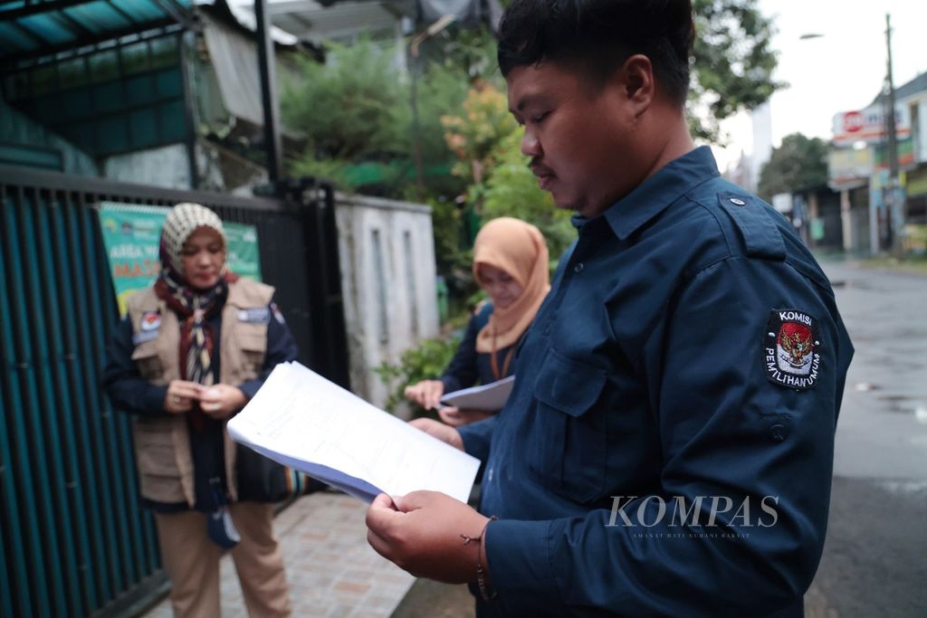 Komisi Pemilihan Umum Kota Tangerang Selatan saat verifikasi faktual keanggotaan partai politik di sebuah rumah salah seorang anggota Partai Gelora di kawasan Pamulang, Tangerang Selatan, Banten, Selasa (25/10/2022).