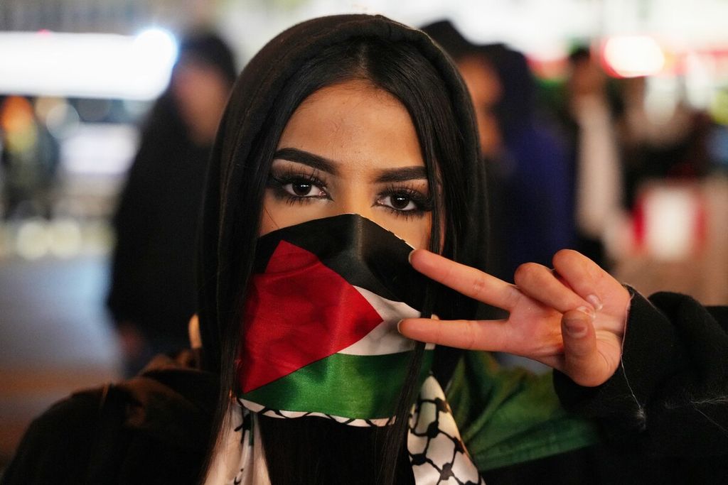 Pengunjuk rasa dalam demonstrasi mendukung Palestina setelah peledakan di Rumah Sakit Al-Ahli di Jalur Gaza, Rabu (18/10/2023), di Berlin, Jerman. 