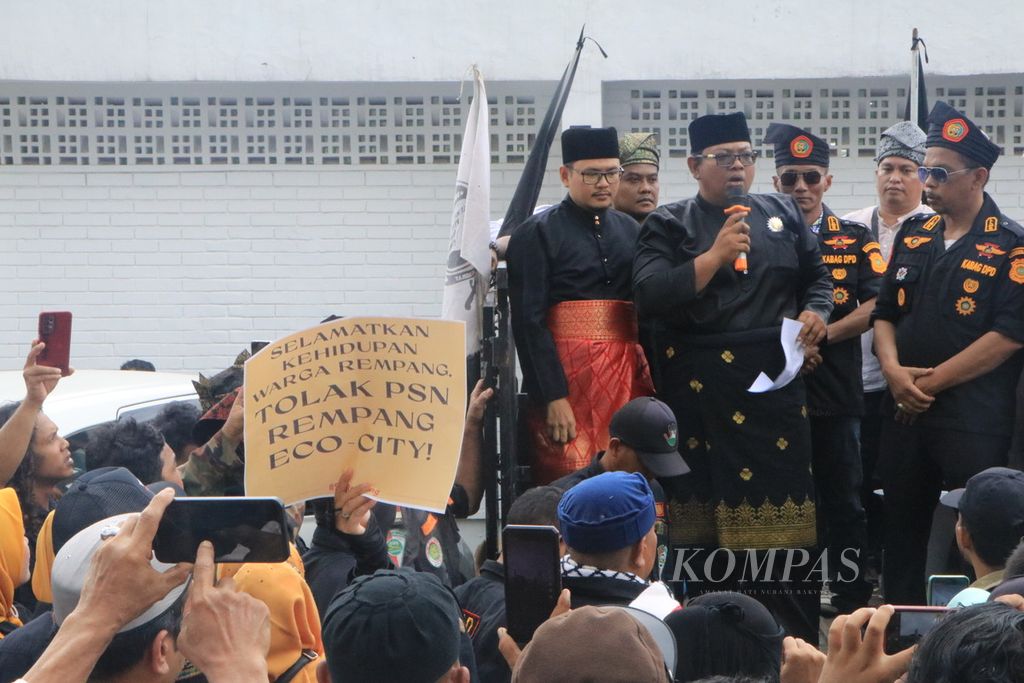 Masyarakat adat dari berbagai komunitas Melayu di Sumatera Utara berunjuk rasa menyampaikan solidaritas atas konflik yang dihadapi masyarakat Melayu di Pulau Rempang, di Taman Makam Pahlawan Bukit Barisan, Medan, Jumat (15/9/2023). 