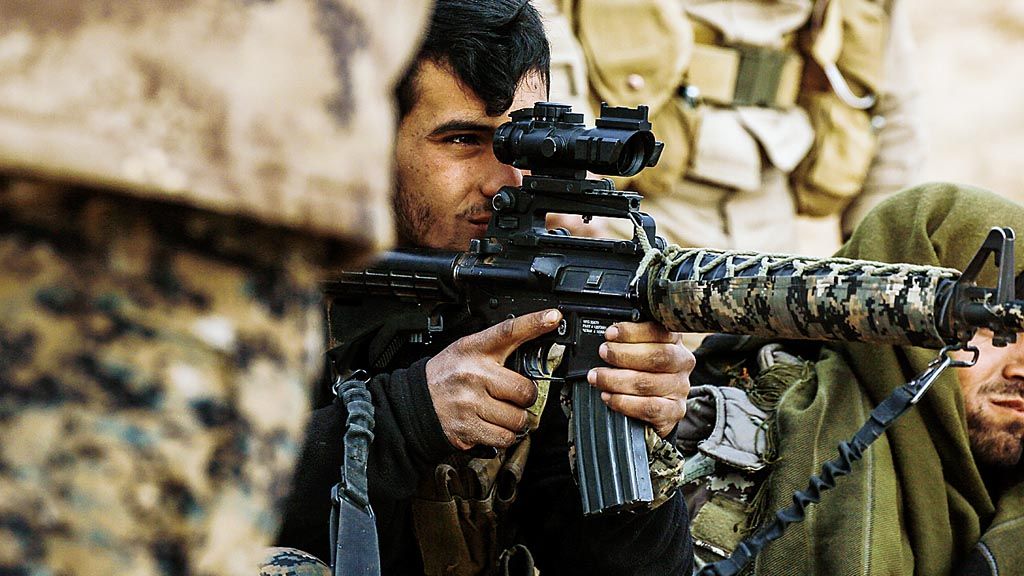 Anggota milisi  Pasukan Demokratik Suriah (SDF), yang terdiri dari gabungan milisi Kurdi dan Arab dukungan Amerika Serikat, bersiaga di dekat Desa Bir Fawaz, 20 kilometer sebelah utara Raqqa, Suriah, di tengah operasi tahap ketiga menyerang posisi kelompok Negara Islam di Irak dan Suriah (NIIS), Rabu (8/2). Milisi NIIS dikabarkan memberi perlawanan sengit untuk mempertahankan benteng terakhir mereka di Raqqa, yang dikenal sebagai markas NIIS.