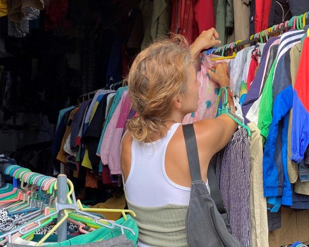 Wisatawan asing turut berburu pakaian bekas atau <i>thrifting</i> di Pasar Kodok, Tabanan, Bali, Minggu (29/1/2023).
