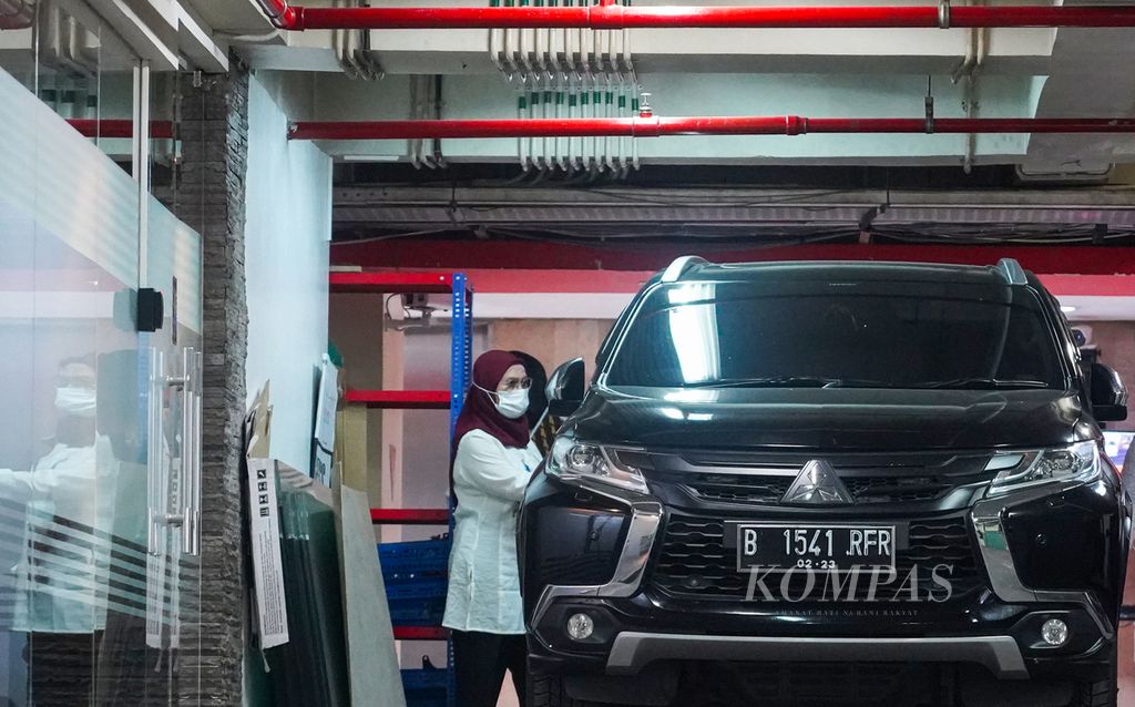 Lili Pintauli Siregar saat hendak menaiki mobil yang disiapkan melalui lantai bawah tanah Gedung C1 Komisi Pemberantasan Korupsi (KPK), Kuningan, Jakarta, Senin (11/7/2022).  