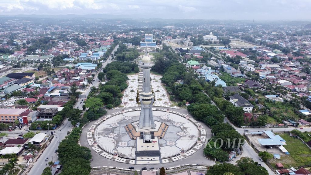 Kawasan tugu religi eks MTQ di Kendari, Sulawesi Tenggara, pada Rabu (24/4/2024). Di kawasan seluas 5 hektar ini menjadi pusat aktivitas warga Kendari sejak pagi hingga malam hari. Namun, Pemkot Kendari berencana menertibkan para pedagang di kawasan ini.