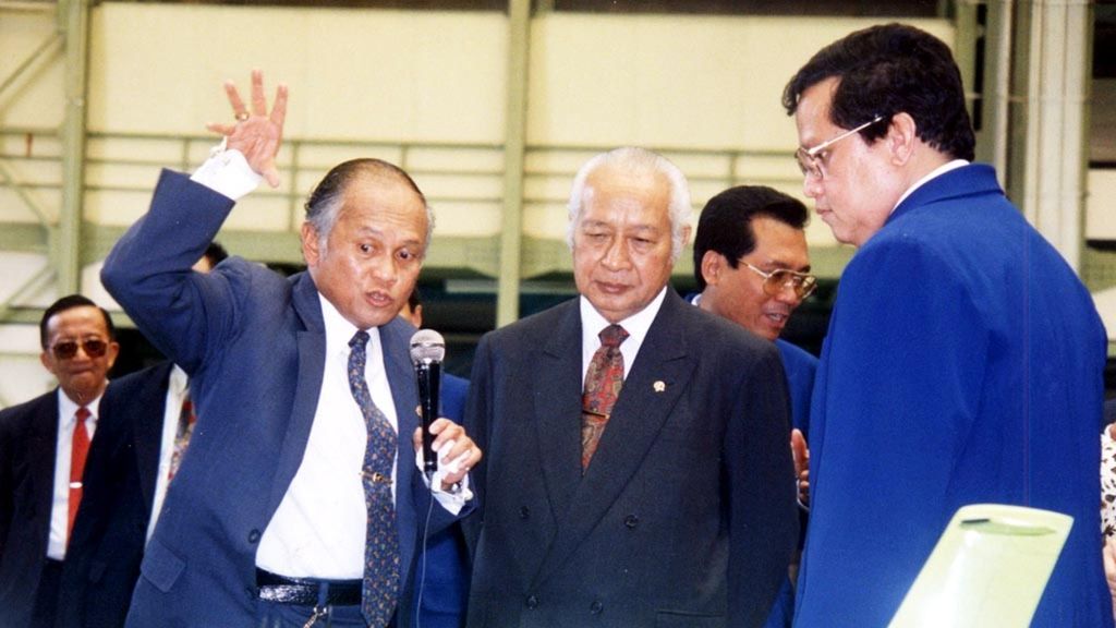 BJ Habibie memberikan penjelasan kepada Presiden Soeharto mengenai pesawat N-250.