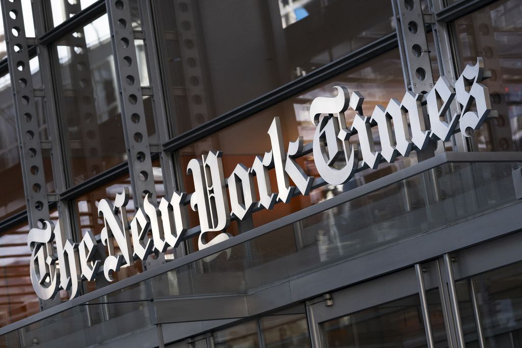 Tulisan <i>The New York Times</i> tergantung di atas pintu masuk gedung kantor media itu di New York, Amerika Serikat, 6 Mei 2021.  