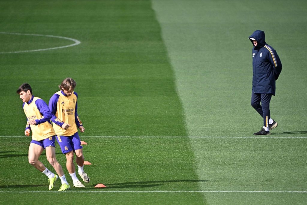 Pelatih Real Madrid Carlo Ancelotti (kanan) memimpin sesi latihan di fasilitas latihan Ciudad Real Madrid di Valdebebas, pinggiran Madrid, Sabtu (24/2/2024).