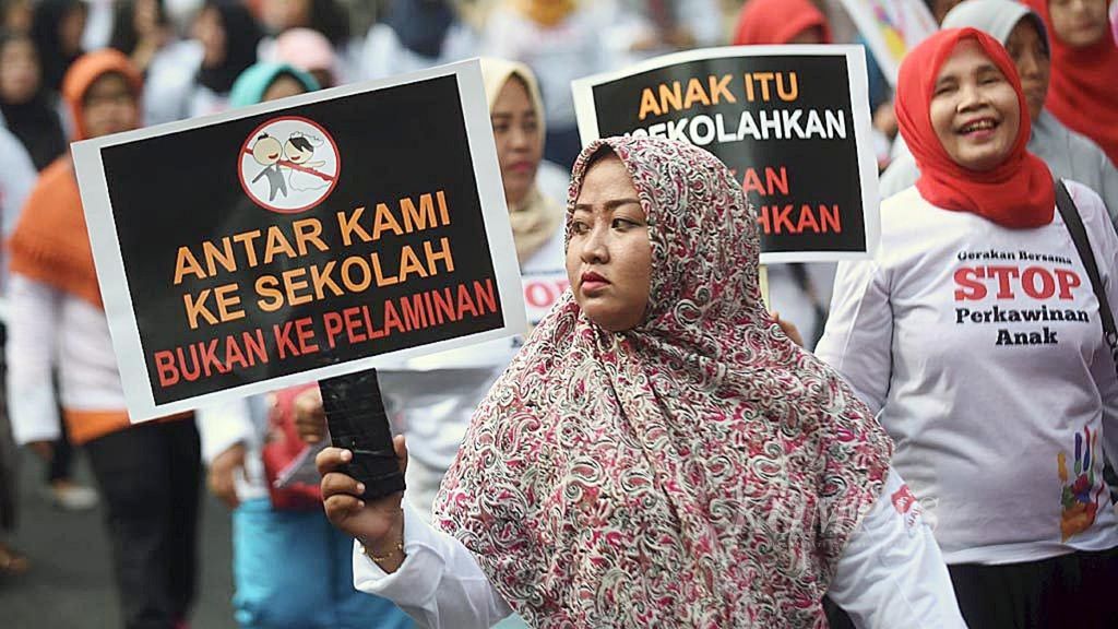 Aktifis melakukan aksi damai Gerakan bersama Stop Perkawinan Anak di Jawa Timur di Jalan Darmo, Surabaya, Jawa Timur, beberapa waktu lalu. 