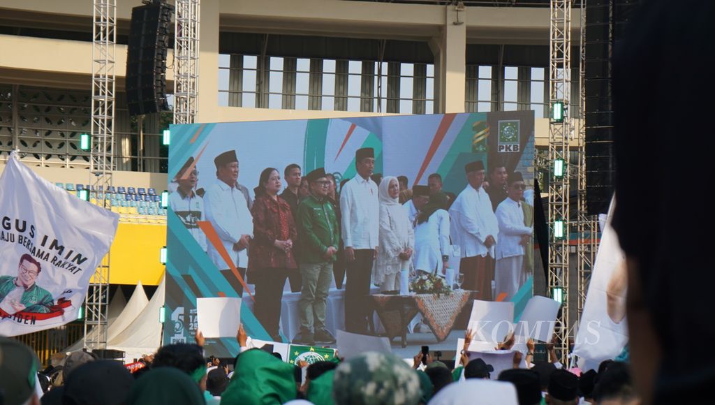 Presiden Joko Widodo (keempat dari kiri) saat menghadiri peringatan Hari Lahir Ke-25 Partai Kebangkitan Bangsa, di Stadion Manahan, Kota Surakarta, Jawa Tengah, Minggu (23/7/2023). Turut hadir sejumlah pemimpin partai lain, seperti Ketum Gerindra Prabowo Subianto dan Ketua DPP PDI-P Puan Maharani.