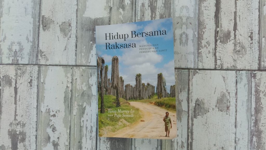 Halaman muka buku berjudul <i>Hidup Bersama Raksasa: Manusia dan Pendudukan Perkebunan Sawit.</i>