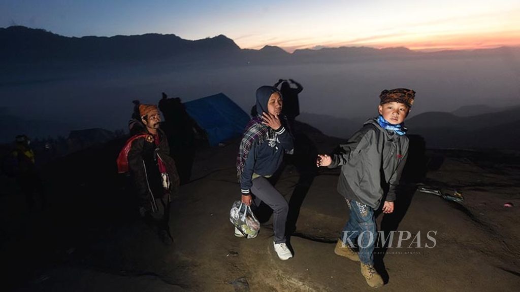 Warga Tengger menuju kawah Gunung Bromo untuk merarayakan Yadnya Kasada di Kecamatan Sukapura, Kabupaten Probolinggo, Jawa Timur, Senin (10/7).