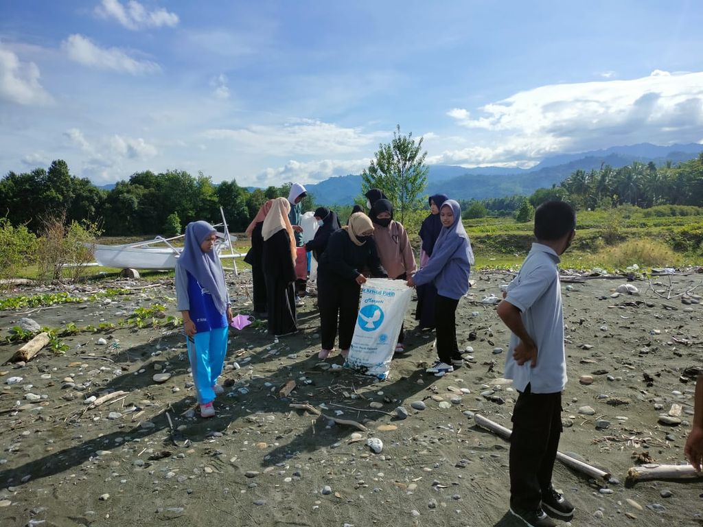 Alumnus Universitas Negeri Makassar, Hilda Ningsih, bersama timnya, Jejak Teduh, melakukan aksi bersih lingkungan di Majene, Sulawesi Barat.