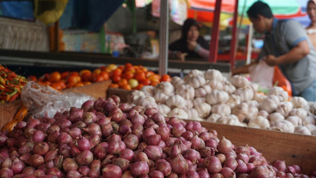 Menjelang akhir tahun, harga bawang merah di Pasar Besar Palangkaraya dan Pasar Kahayan, Kalimantan Tengah, mulai melonjak, Jumat (29/11/2019).