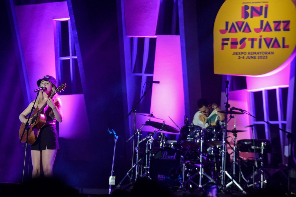 Musisi Stacey Ryan membawakan sejumlah lagu di panggung Blibli Hall pada hari kedua Jakarta International BNI Java Jazz Festival 2023 di JIExpo, Kemayoran, Jakarta, Sabtu (2/6/2023). Festival musik tahunan Java Jazz Festival kembali digelar pada 2-4 Juni 2023. Tahun ini merupakan penyelenggaraan yang ke-18 kali. 