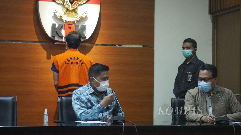 Deputi Penindakan Komisi Pemberantasan Korupsi Karyoto (depan kiri) menjelaskan penangkapan terhadap pemilik PT Borneo Lumbung Energi & Metal, Samin Tan (belakang kiri) yang telah menjadi buronan KPK sejak April 2020, Selasa (6/4/2021). Samin diduga menyuap bekas anggota DPR Eni Maulani Saragih sebesar Rp 5 miliar terkait terminasi Perjanjian Karya Pengusahaan Pertambangan Batubara.