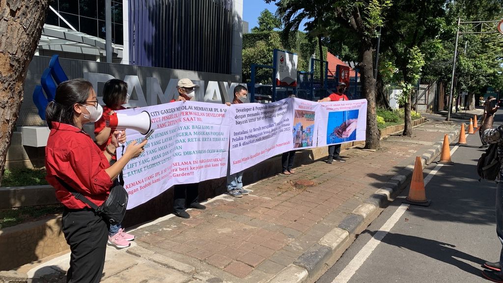Sejumlah perwakilan warga penghuni Rusunami City Garden Cengkareng menyampaikan aspirasi di depan kantor PAM Jaya, Jakarta Pusat, Senin (17/4/2023). Mereka berharap PAM Jaya bisa membantu percepatan penyediaan akses air bersih.