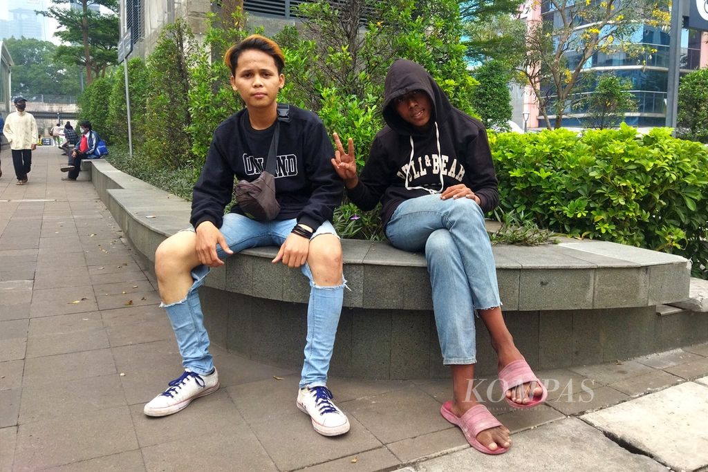 Ridho (18) dan Sidik (18), asal Kota Bekasi, saat mengunjungi kawasan Sudirman, Dukuh Atas, Jakarta Pusat, Senin (21/8/2022).