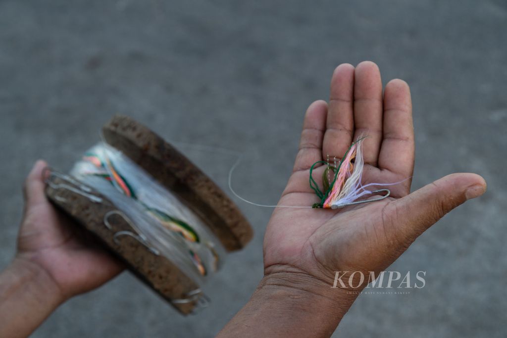 Seorang nelayan menunjukkan alat tangkap tradisional pancing tonda atau <i>trolling line </i>yang biasa digunakan nelayan untuk menangkap ikan permukaan di Laut Natuna, Kepulauan Riau, Jumat (25/3/2022).