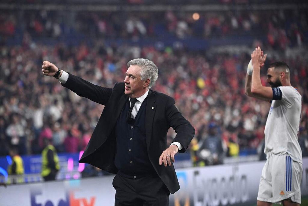 Reaksi Pelatih Real Madrid Carlo Ancelotti saat tim asuhannya melakukan selebrasi sebagai juara Liga Champions Eropa di Stade de France, Paris, Minggu (29/5/2022) dini hari WIB. Real Madrid mengalahkan Liverpool, 1-0, dalam pertandingan final tersebut. 