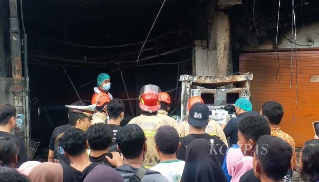Petugas pemadam kebakaran mengevakuasi korban kebakaran di Desa Wedoro, Kecamatan Waru, Sidoarjo, Jawa Timur, Kamis (16/6/2022).