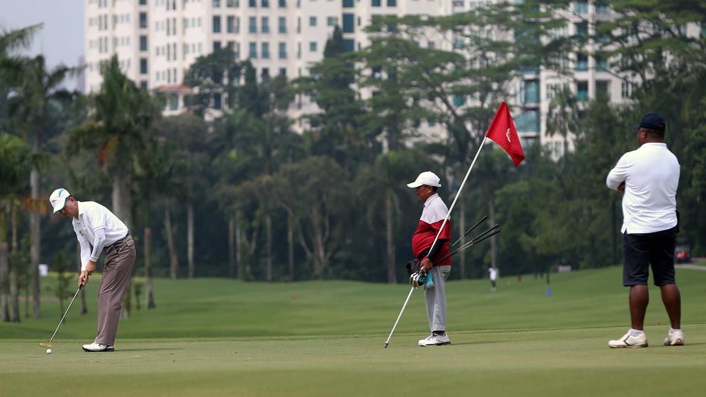 Satu dari 144 peserta KADIN Golf Tournament 2017 memukul bola di Hole 9 di Lapangan Golf Pondok Indah, Jakarta, Kamis (11/5). Turnamen itu sebagai ajang bagi kalangan pengusaha  untuk menjalin hubungan yang lebih baik dengan sesama pengusaha maupun mitra kerja. 