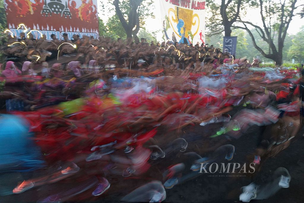 Para pelari Tilik Candi Borobudur Marathon 20222 Powered by Bank Jateng melaju meninggalkan garis start di kompleks Candi Borobudur, Magelang, Jawa Tengah, Minggu (12/11/2022). Sebanyak 4.552 pelari mengikuti lomba lari dengan jarak 21,097 kilometer atau separuh maraton. 