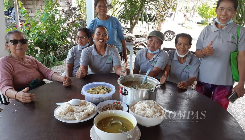 Kelompok ibu anggota KWT Bodong Lestari, Banjar Bodong, Desa Ped, Kecamatan Nusa Penida, Kabupaten Klungkung, seusai memasak makanan khas Nusa Penida, Rabu (29/6/2022). 