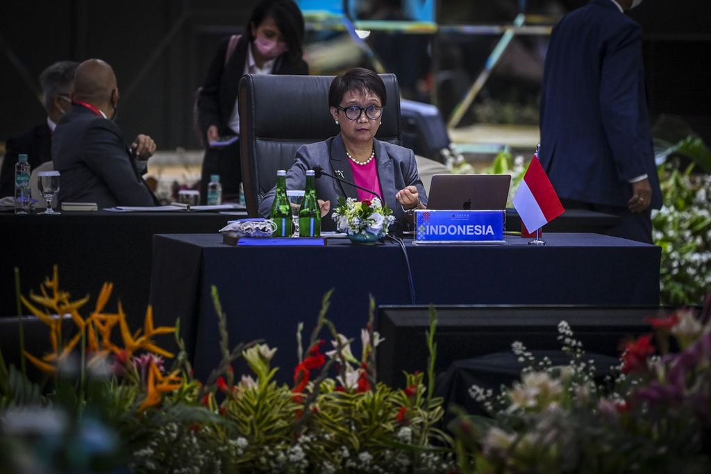Menteri Luar Negeri Retno Marsudi menyimak pernyataan yang disampaikan para menlu ASEAN pada pertemuan khusus para menlu ASEAN di Jakarta, Kamis (27/10/2022). Dalam pertemuan itu, menlu ASEAN menyatakan kekecewaannya terhadap sikap junta militer Myanmar yang tidak melaksanakan lima poin konsensus. 